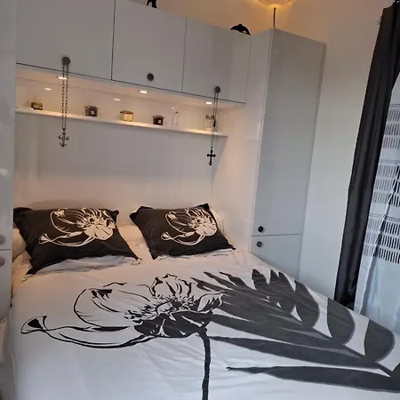 公寓 Avec Place De Parking Et Acces Piscine Privee *