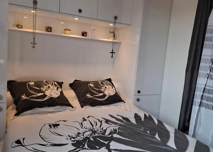 Апартаменти Avec Place De Parking Et Acces Piscine Privee *